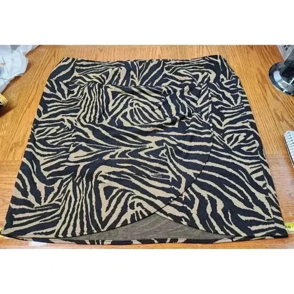 Lane Bryant Dresses & Skirts - Lane Bryant Zebra Stripe Side Zip Skirt Plus Size 26